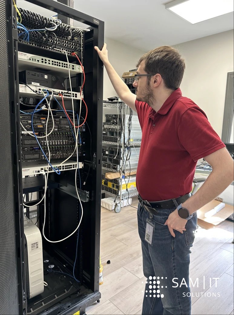 Illustration of scalable solutions for Mac Device Management with Jamf in a growing business environment.